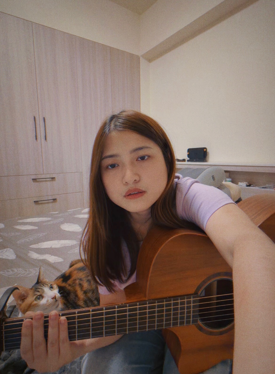 Kelly 抱著吉他拍照
